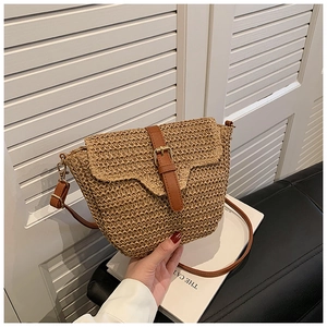 Schicke gewebte Stroh-Umhängetasche für Damen mit Lederriemen, minimalistische Strandtasche