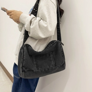 Sac fourre-tout en jean noir délavé avec large bandoulière et design style urbain épuré