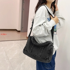 Sac cabas en jean noir délavé avec large bandoulière et poche avant pour cours