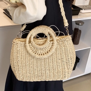 Handgefertigte beige Stroh-Tragetasche mit runden Griffen und Kordelzugfutter für Strand und Alltag