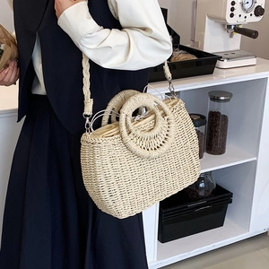 Handgewebte Strohtasche mit großen Rundgriffen und Kordelzug für den Strandurlaub