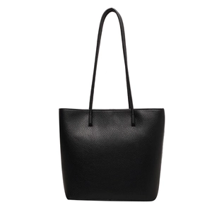 Classic black large capacity tote bag in lychee pattern leather for daily commuting
