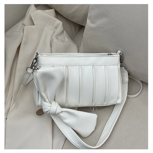 Dettaglio borsa a tracolla in pelle PU bianca con pieghe e fiocco decorativo oversize