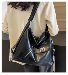 Rückansicht eines Modells mit schwarzer PU-Hobo-Tasche und silbernem M-Logo-Detail