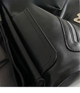 Detail der schwarzen Tragetasche mit glattem Stoff und silbernem Reißverschluss