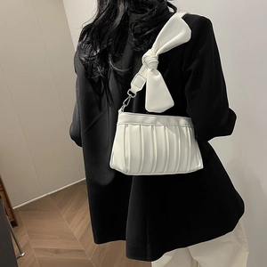 Borsa a tracolla bianca a pieghe con dettaglio maxi fiocco sulla spalla per look alla moda