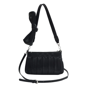 Borsa a tracolla in pelle nera con pieghe verticali e decorazione a fiocco oversize