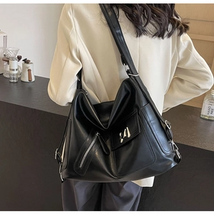Seitenansicht der großen schwarzen Biker-Tasche mit Reißverschlüssen und breitem Gurt