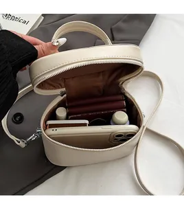 Vue de dessus de l'intérieur du mini sac avec doublure en satin brun et rangement