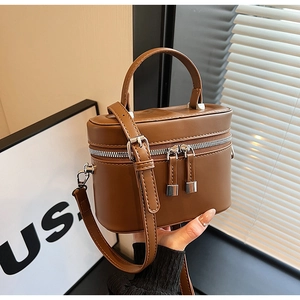 Vue détaillée du mini sac seau marron vintage avec double fermeture éclair et poignée