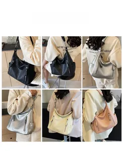 Collage de grands sacs fourre-tout en similicuir noir, argent, jaune et rose