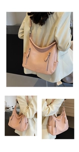 Détail d'un sac cabas vintage en similicuir froissé avec accents de fermetures éclair