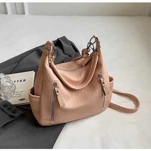 Détails de sac cabas rose en cuir grainé avec fermetures éclair et style élégant