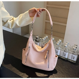 Détail du sac cabas rose montrant le similicuir texturé et le décor de fermeture éclair