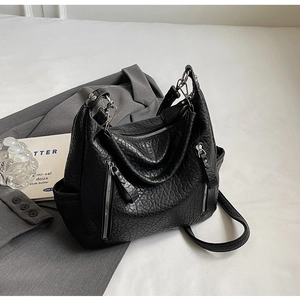 Détail du grand sac cabas vintage noir avec fermetures éclair et poches latérales