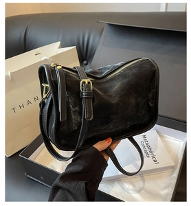 Détails du sac bandoulière en cuir noir rétro avec fermeture éclair dorée et bandoulière