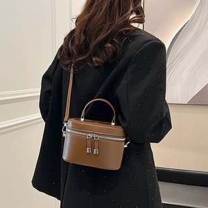 Sac bandoulière marron forme boîte avec poignée vintage et sangle réglable