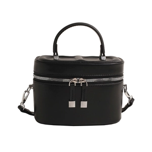 Sac seau minimaliste en cuir noir avec garniture argentée et poignée supérieure