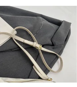 Bandoulière réglable en cuir crème avec boucle dorée et œillets métalliques de précision