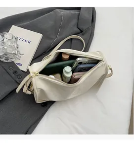 Vue du haut de l'intérieur du sac Boston blanc crème montrant la capacité et le zip doré