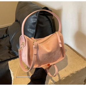 Vue détaillée du sac Boston rose montrant la texture cuir mat et les finitions dorées