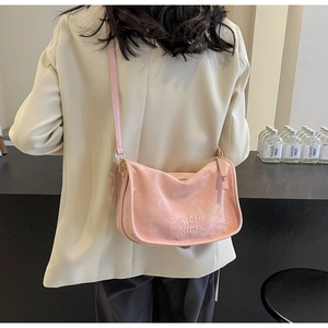 Détail du sac Boston en velours rose avec gaufrage XIGH XIGH et finitions dorées