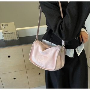 Sac Boston rose en cuir synthétique avec lettrage XICH XICH et bandoulière réglable