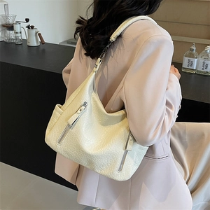 Grand sac hobo vintage beige en cuir froissé avec plusieurs poches zippées pratiques