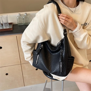 Grand sac hobo noir rétro avec texture grainée et détails de fermeture éclair avant