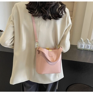 Détails du sac seau rose en cuir avec fermoir doré et fine bandoulière réglable