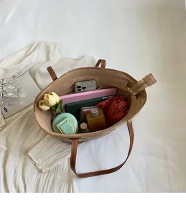 Vue de dessus du grand intérieur d'un sac cabas en paille pour objets du quotidien