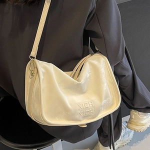 Sac Boston minimaliste en cuir blanc crème avec logo XICH XICH embossé élégant