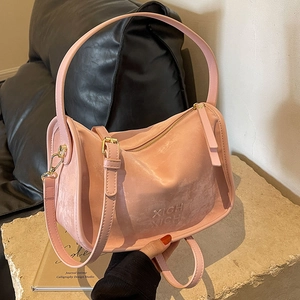 Sac Boston rose fini mat avec bandoulière réglable et fermeture éclair dorée