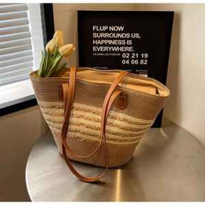 Détail du sac cabas tissé rayé avec poignées en cuir marron et doublure interne