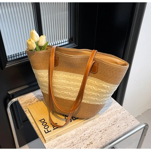Grand sac cabas en paille tressée avec anses en cuir marron et texture rayée chic