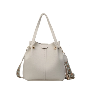 Sac seau crème à texture lychee avec bandoulière brodée et rivets dorés