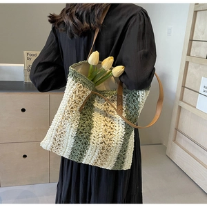Détail du sac cabas tissé avec rayures vert olive et bretelles en cuir marron