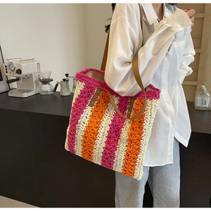 Détail du sac cabas en paille tissée avec anses en cuir pour les vacances à la plage