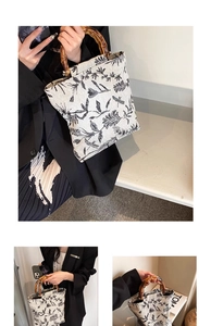 Détail du sac en toile vintage avec imprimé botanique et poignées en bambou rétro