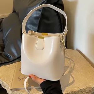 Sac Seau Pour Femme En Cuir PU Brillant Porté Main Épaule Bandoulière Mode Minimaliste Sac À Main Élégant Quotidien