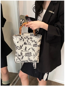 Détail du sac cabas en toile jacquard avec imprimé libellé et anses en bambou naturel