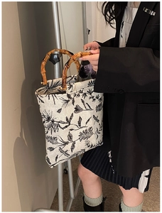 Détail de la poignée en bambou et sac en toile jacquard au motif floral naturel