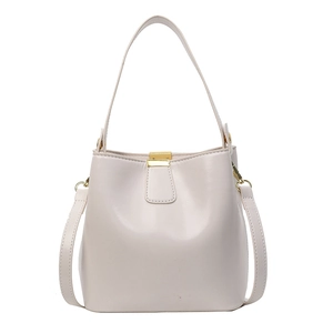 Sac seau minimaliste en cuir blanc crème avec poignée et fermoir en métal doré