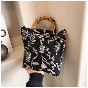 Détail du cabas en toile florale avec poignées en bambou naturel et tissu jacquard