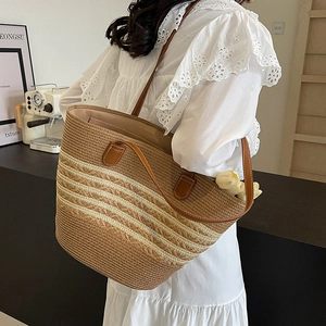 Sac fourre-tout en paille rayée avec lanières en cuir marron pour les vacances à la plage