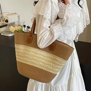 Grand sac cabas en paille tressée avec anses en cuir et rayures pour les vacances de plage