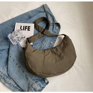 Détails du sac demi-lune en nylon vert olive avec des motifs de coutures matelassées