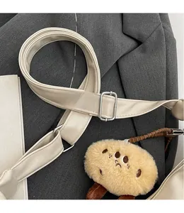 Verstellbarer Kunstleder-Schultergurt mit Silberschnalle und niedlichem Plüsch-Anhänger