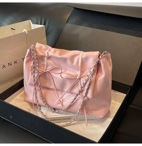 Détails du sac fourre-tout rose plissé avec nœuds et chaîne argentée en boîte cadeau