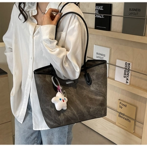 Détail du grand sac cabas vintage avec breloque étoile en décor minimaliste